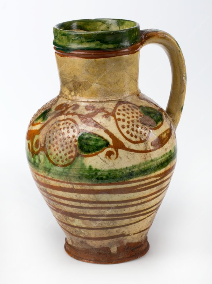 Džbán, střední Čechy, tzv. berounská keramika, bílá skupina (?), pálená hlína, malba hlinkou, glazura, doplněno sádrou, cca 1600–1630, MMP 15.418