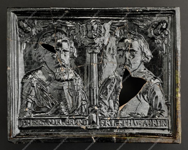 Kachel komorový s polopostavami Jana Zikmunda Braniborského a Friedricha IV. Falckého, Čechy (?), pálená hlína, glazura, vykopáno ve sklepení pražského Michnova paláce, kolem 1618, MMP H 22.972