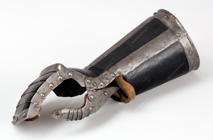 Jezdecké polobrnění, rukavice, plech, kůže, 17. století, MMP H 2.323