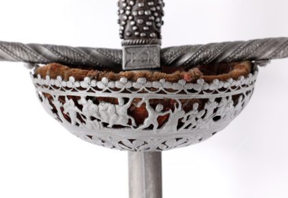 Meč, končíř, se zvoncovým košem, zdobeným válečnými výjevy, železo, konec 16. století, MMP H 10.588