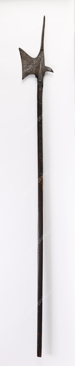 Halapartna, zbraň pro pěší, železo, dřevo, 16.–17. století, MMP H 13.485 Na zbrani patrné známky použití v boji.