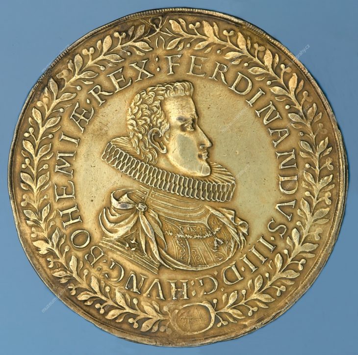 Stříbrný odražek stodukátu Ferdinanda III. (1629) ve váze třítolaru, Praha, Donat Starckh, stříbro (pozlacené), 1629, MMP H 14.071
