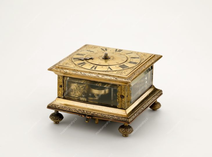 Hodiny stolní (budík), Sebastian Marquardt, Praha, měď zlacená gravírovaná, mosaz, sklo, cca 1650–1676, MMP H 23.490